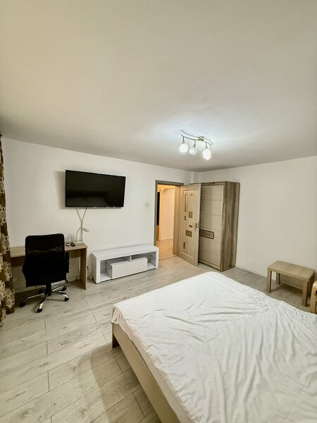 Piata Alba Iulia, apartament 2 camere decomandat, parter, 2 bai, centrala