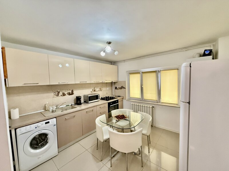 Piata Alba Iulia, apartament 2 camere decomandat, parter, 2 bai, centrala