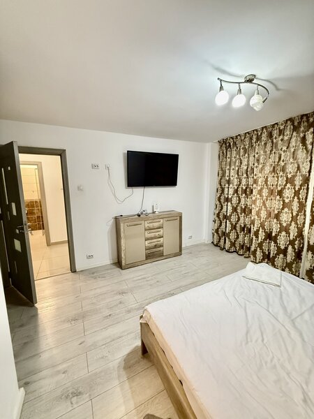 Piata Alba Iulia, apartament 2 camere decomandat, parter, 2 bai, centrala