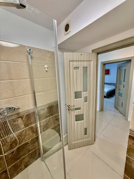 Piata Alba Iulia, apartament 2 camere decomandat, parter, 2 bai, centrala